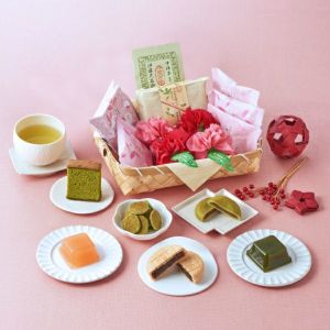 母の日 宇治抹茶スイーツ竹かごセット2025【翌日お届け可】【送料無料】≪2025母の日ギフト≫ § 母の日限定 季節限定 数量限定 花のカーネーション包装 和菓子 洋菓子 もなか カステラ さくらんぼゼリー プレゼント