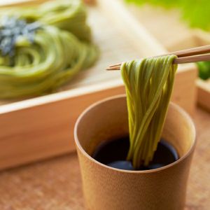 【早割】【T-2】宇治抹茶そば2人前×3袋・めんつゆ6袋セット【翌日お届け可】【送料込み】 § 宇治抹茶そばギフト「竹」 蕎麦 乾麺 ギフト 京風 そばつゆ 年越し 094869-komi