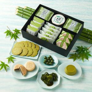 宇治抹茶の和菓子 詰め合わせ 宇治彩菓 錦【翌日お届け可】【送料込み】 § 抹茶菓子ギフト さいか 彩菓綾 和菓子 抹茶菓子 わらび餅 飴 プリン もなか 最中 せんべい 091214-komi
